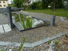 Gartengestaltung mit Teichbecken und Sitzbank aus Granitsteinen